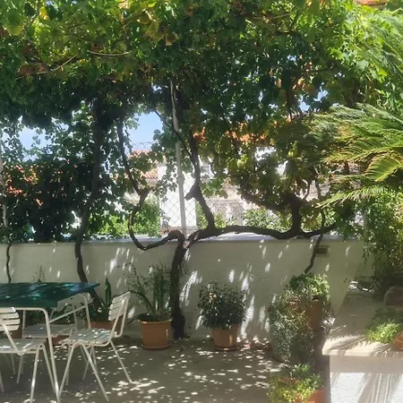 Guest house Lidija Sutivan