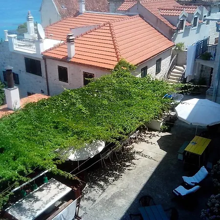 Lidija Pensjonat Sutivan